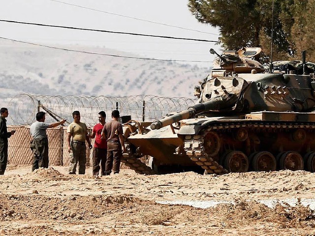 Ein trkischer Panzer wird startklar f...en Grenzbertritt nach Syrien gemacht.  | Foto: dpa