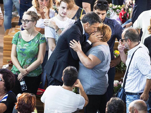 Matteo Renzi umarmt Opfer der Erdbeben-Katastrophe.  | Foto: dpa