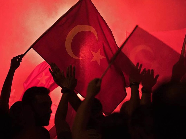 Freudenfest mit Flaggen und Pyrotechnik nach dem gescheiterten Putsch in Ankara.  | Foto: dpa