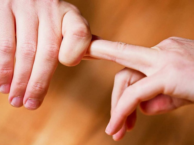 Fingerknacken &#8211; ein Gerusch, auf das viele Menschen allergisch reagieren.  | Foto: dpa