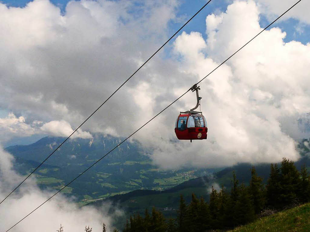 Die Gondel bringt die Wanderer auf die Hohe Salve/Kitzbheler Alpen. Fotografiert von Jrgen Freundmit Panasonic DMC-FZ1000BZ Fotosommer: Wandern