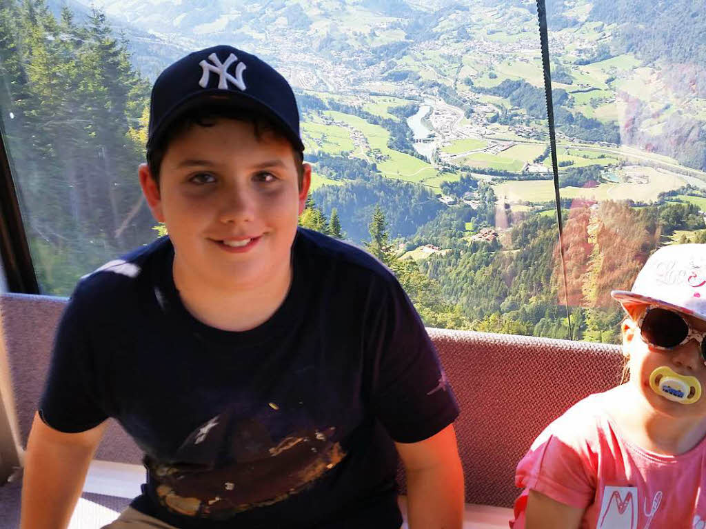 Maxima und Louis whrend der Gondelfahrt auf den knapp 1.800 m hohen Geisterberg in Alpendorf mit Blick auf St. Johann im Pongau. Fotografiert: Alexandra Hulin-DollBZ-Fotosommer: Wandern