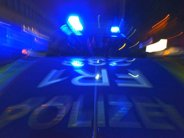 Die Polizei will ein Auto kontrolliere...st mehrere Streifen knnen es stoppen.  | Foto: dpa