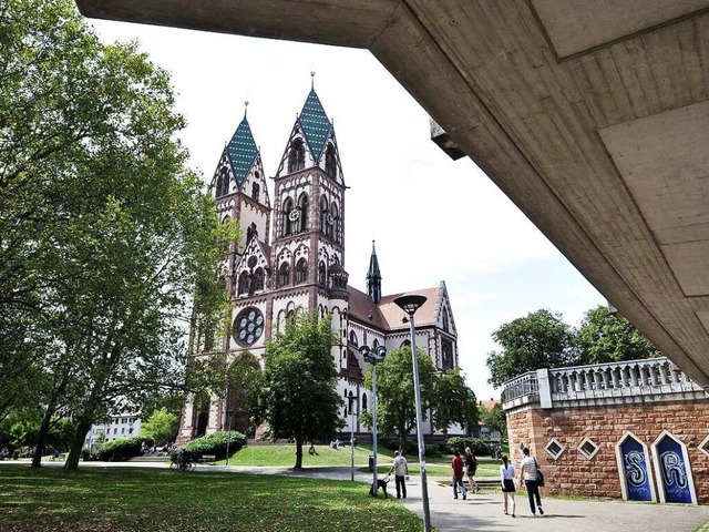 Auf dem Sthlinger Kirchplatz ist ein ...m Messer verletzt worden (Symbolbild).  | Foto: Thomas Kunz