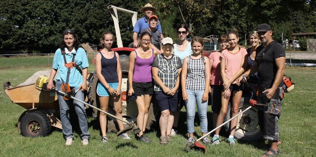 Das Einsanden des Springplatzes gehrt... Team der  Helfer beim Arbeitseinsatz.  | Foto: Christiane Franz