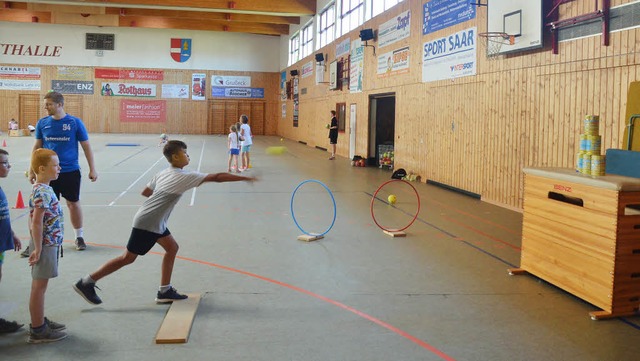 Bchsenwerfen war eine der Stationen der Ferienspielaktion des TuS Oberhausen.  | Foto: Jrg Schimanski