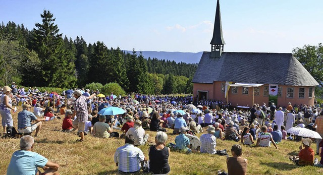 Selten sieht man so viele Menschen bei der 1958 eingeweihten Piuskapelle.   | Foto: Bernd Fackler