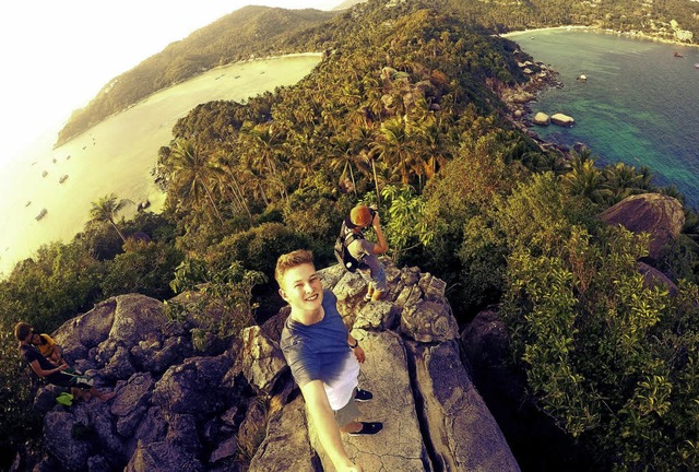 Selfie in Thailand: Fabian Ungelenk un...l haben jede Menge Eindrcke gewonnen.  | Foto: privat