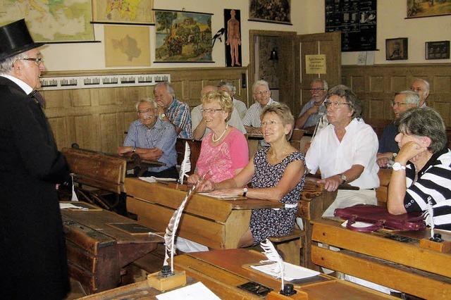 Pensionre drcken die Schulbank