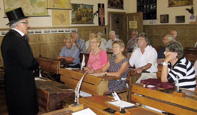 Die Pensionre des Gymnasiums Ettenhei...h in einem historischen Klassenzimmer.  | Foto: Privat