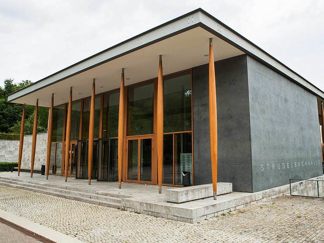 Die schmucke Gemeindehalle am Porsche-Standort Weissach   | Foto: dpa