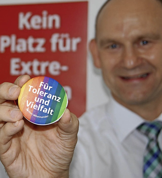 Andreas Rhle prsentiert einen der Buttons der Aktion Miteinander.   | Foto: SENF