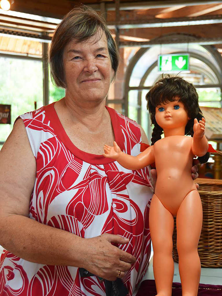 Ursula Sigwarth mit der Puppe, die sie von der Lffinger Trachtengruppe 1979 zur Hochzeit bekommen hat.