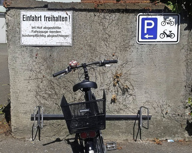 Auch Velofahrer haben jetzt einen Parkplatz beim Rathaus.   | Foto: Privat