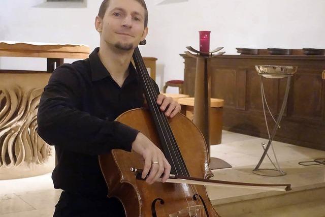 Cyprian Kohut bietet einen Hochseilakt auf dem Cello