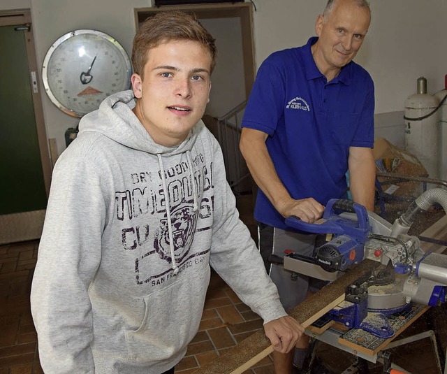 Ondrej Cesk hilft Lothar Bauer  beim Zuschneiden einer Holzlatte.   | Foto: Stefan Pichler