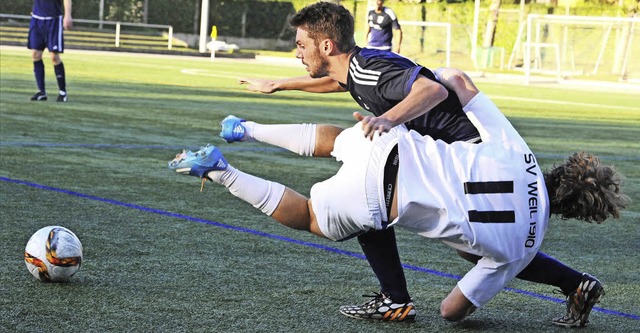 Ausgehebelt: Lucas Albiker (wei) kam ... Herold und Hauingen unter die Rder.   | Foto: Schn