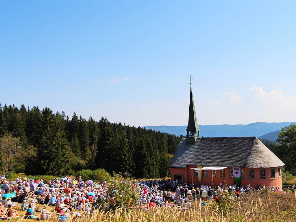 Zum Berggottesdienst auf dem Kandel mit Erzbischof Stephan Burger kamen am Sonntag ber 1200 Menschen bei schnstem Hochsommerwetter.