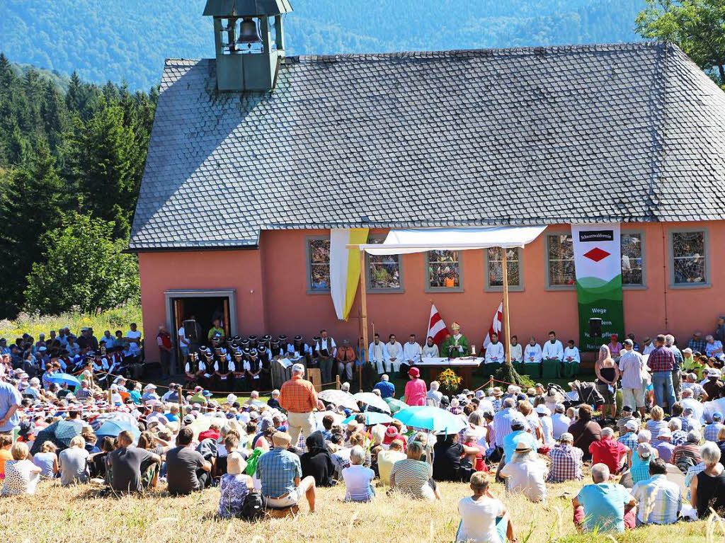 Zum Berggottesdienst auf dem Kandel mit Erzbischof Stephan Burger kamen am Sonntag ber 1200 Menschen bei schnstem Hochsommerwetter.
