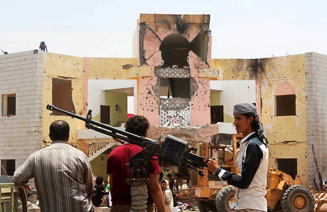 Nach dem Selbstmordattentat in Aden wi...rt von Sicherheitskrften abgeriegelt.  | Foto: AFP