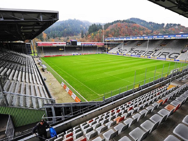 Old-School-Stadien sind bei Fuballfan... das Freiburger Schwarzwaldstadion zu.  | Foto: Ingo Schneider