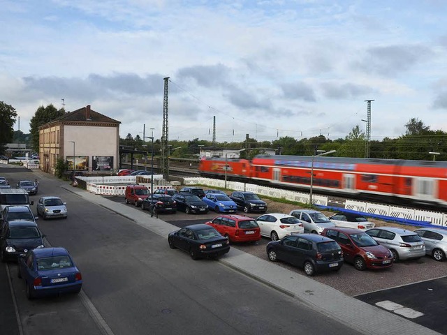 Provisorischer Parkplatz fr 40 Autos nrdlich des Bahnhofs.  | Foto: Christian Engel