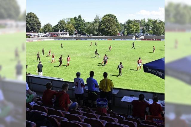 Die pralle Sonne bremst die jungen Kicker