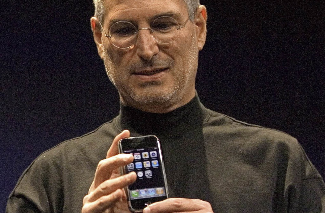 Apple-Chef Steve Jobs bei der Vorstellung  des ersten  iPhones  | Foto: dpa