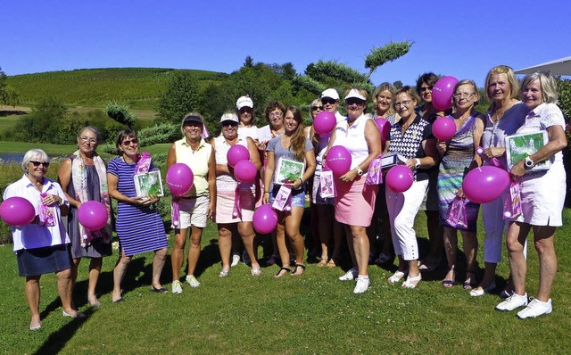 Die Damen des Europa-Park Golfclubs Br... im Zeichen der pinkfarbenen Schleife.  | Foto: Privat