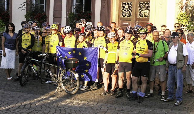 Vor dem Aufbruch nach Colmar gab es am...ppenbild vor dem Offenburger Rathaus.   | Foto: Stadt Offenburg