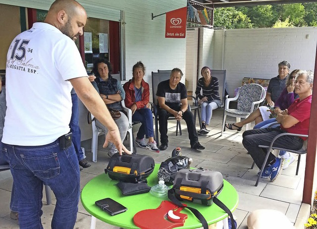Sascha Phlippen zeigte, wie der Defibrillator funktioniert.   | Foto: privat
