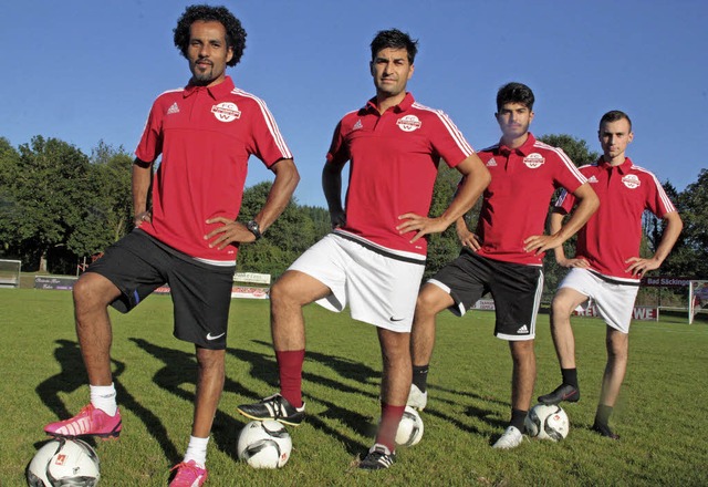 Carlos Santos da Silva (von links), Fa...Wallbach noch stabiler machen sollen.   | Foto: Jrn Kerckhoff
