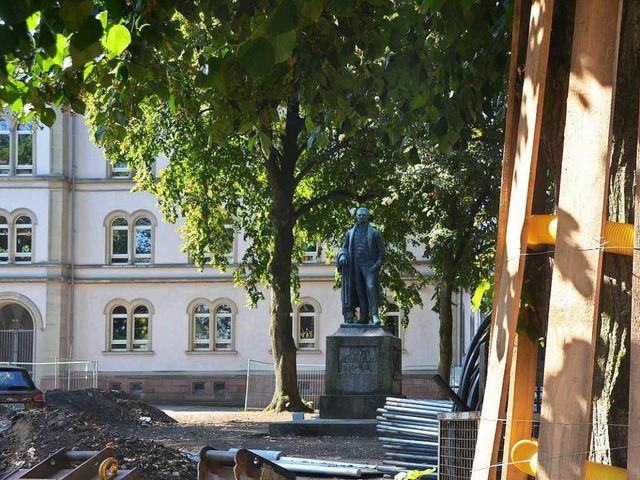 In Hintergrund wacht Johann Peter Hebel ber die Baustelle.   | Foto: Sabine Ehrentreich