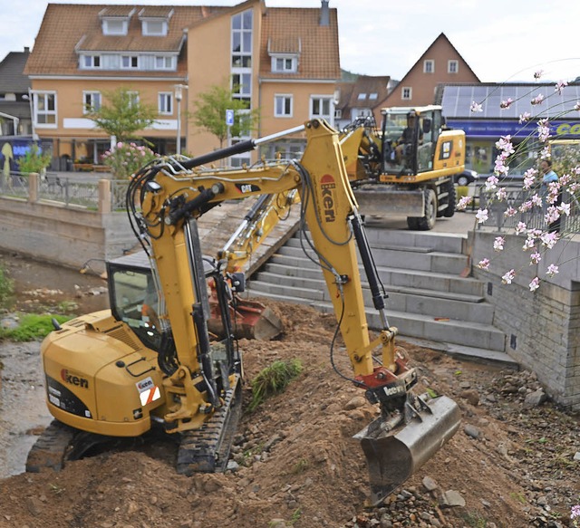 Mit schwerem Gert  baggert die Firma ... und Lippisbach an der Schwemme aus.    | Foto: Markus Maier