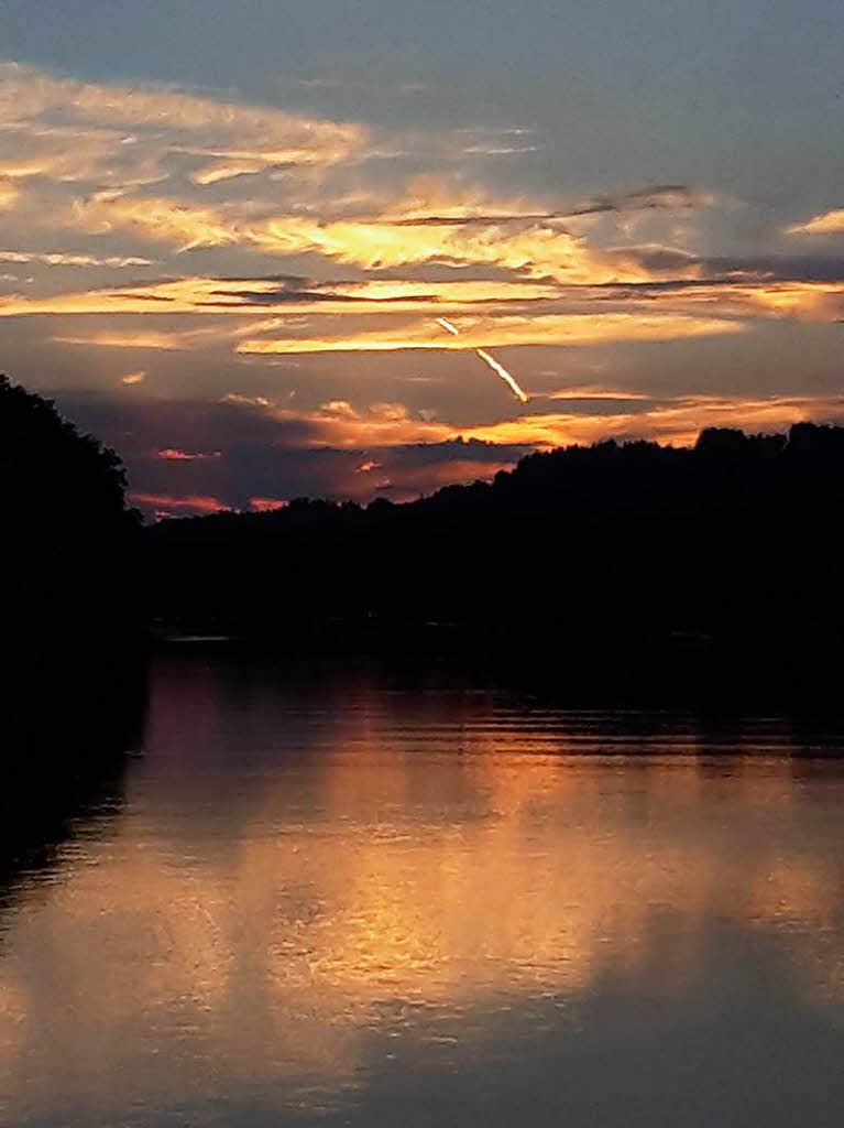 Nach einer Kanu-Tour, anlsslich eines 50. Geburtstages, gab es als zustzliches Geschenk diese schne Abendstimmung am Rhein in Murg auf dem Naturzeltplatz. Fotografiert von Angela MerzBZ-Fotosommer: Wandern