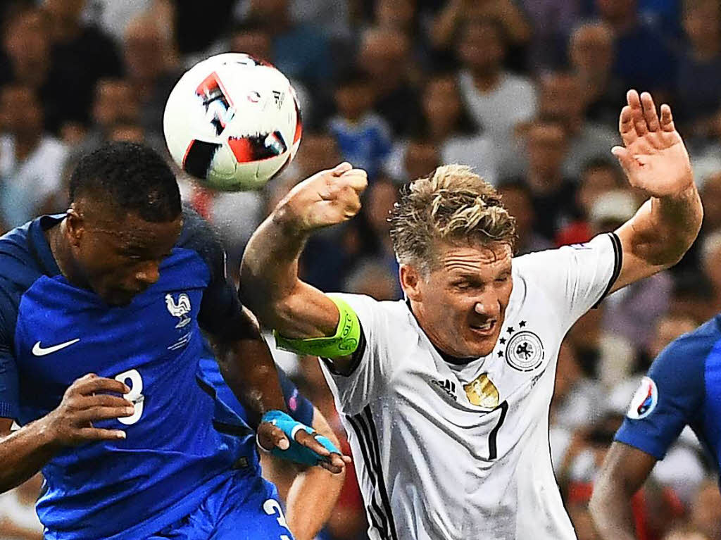 7. Juli 2016: Gegen die Franzosen hat Schweinsteiger einen seltenen, aber folgenreichen Blackout. Sein Handspiel im Strafraum leitet die deutsche Niederlage ein.