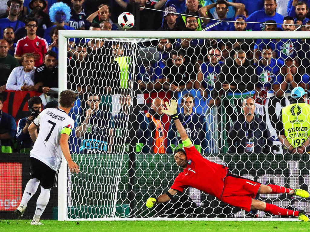 2. Juli 2016: Beim Elfmeterschieen im Viertelfinale gegen Italien landet Schweinsteigers Ball auf der Tribne. Deutschland kommt trotzdem weiter.