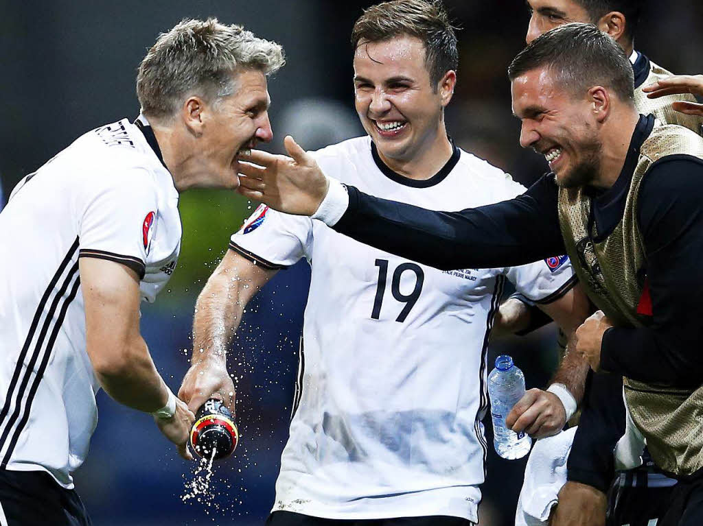 12. Juni 2016: Der wiedergenesene Schweinsteiger wird im ersten Gruppenspiel der EM eingewechselt und trifft gleich  zum 2:0 gegen die Ukraine. Podolski und Gtze feiern ihren Kapitn.