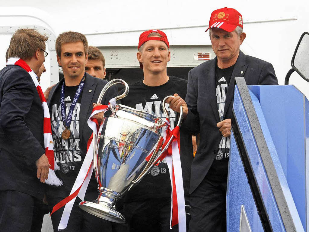 26. Mai 2013: Flankiert von Philipp Lahm und Trainer Jupp Heynckes bringt Schweinsteiger den Champions-League-Pokal nach Mnchen.