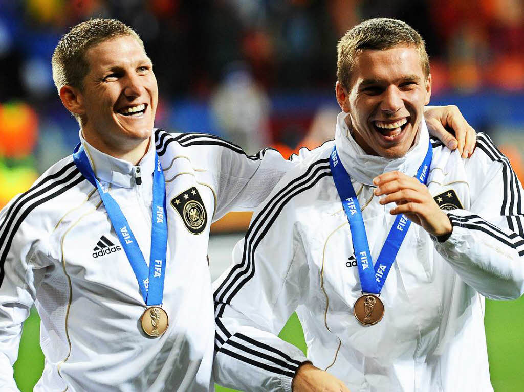 10. Juli 2010: Bei der WM in Sdafrika feiern Schweinsteiger und Podolski die Bronzemedaille nach dem Sieg ber Uruguay.
