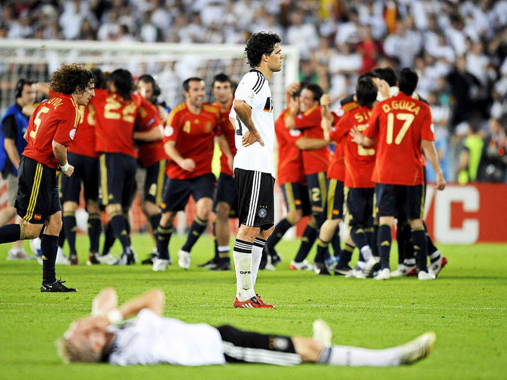 29. Juni 2008: Deutschland unterliegt im EM-Finale den dominanten Spaniern. Schweinsteiger liegt am Boden.