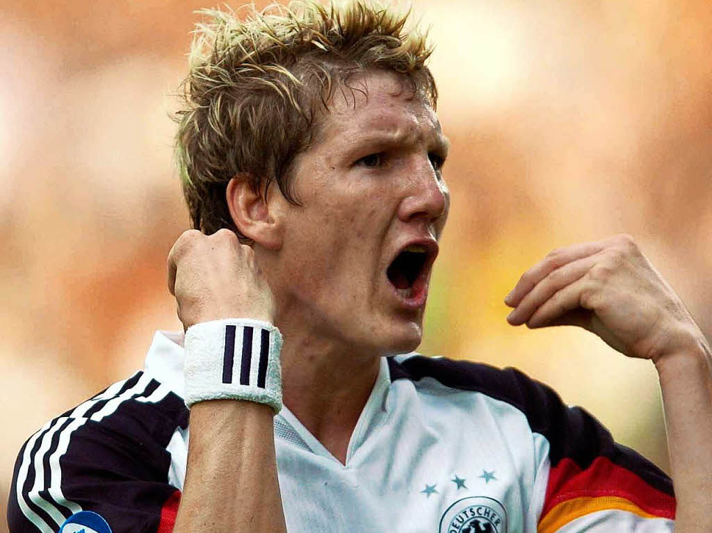 2. Juni 2004: Youngster Schweinsteiger bejubelt seinen Ausgleichstreffer gegen Portugal  bei der U21-EM in Deutschland.