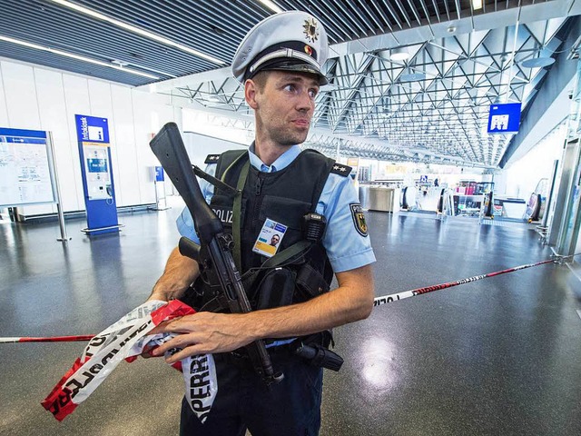Die Polizei suchte am Frankfurter Flug...rung von Terminal 1 wieder aufgehoben.  | Foto: dpa