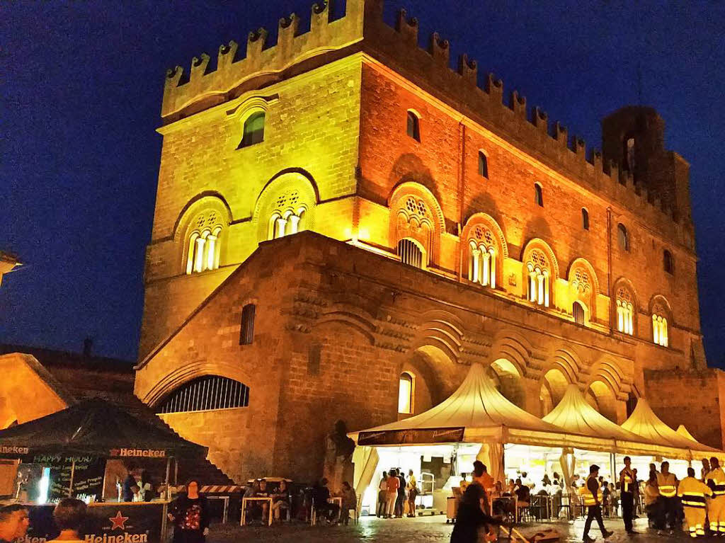 Ein  Bild vom Palazzo Popolo in Orvieto, vor dem das  Umbria Folk Festival stattgefunden hat.  Klaus Person war  dort zu Besuch.