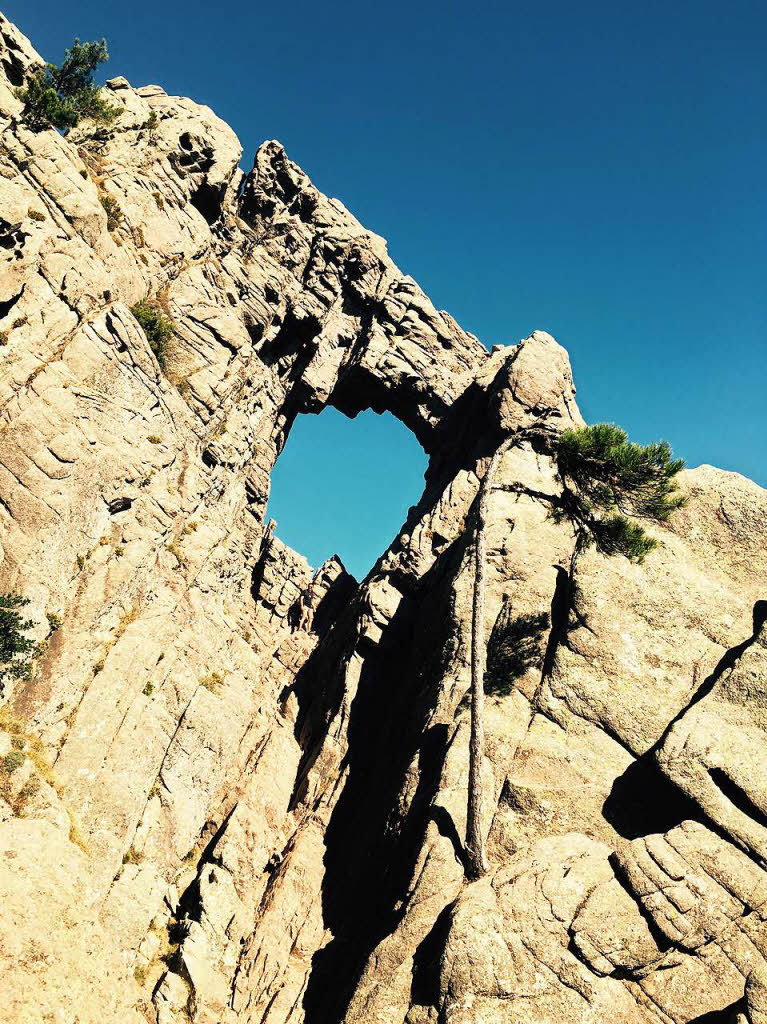 Auf  der    Korsika-Reise von Andrea Krappitz aus Ettenheim  ist bei einer Wanderung vom Bavella-Pass, im Sdosten Korsikas, zum Felsenloch "Trou de la Bombe"  dieses Foto entstanden.  Das Loch hat einen Durchmesser  von etwa acht Metern  und man kann  hineinklettern.