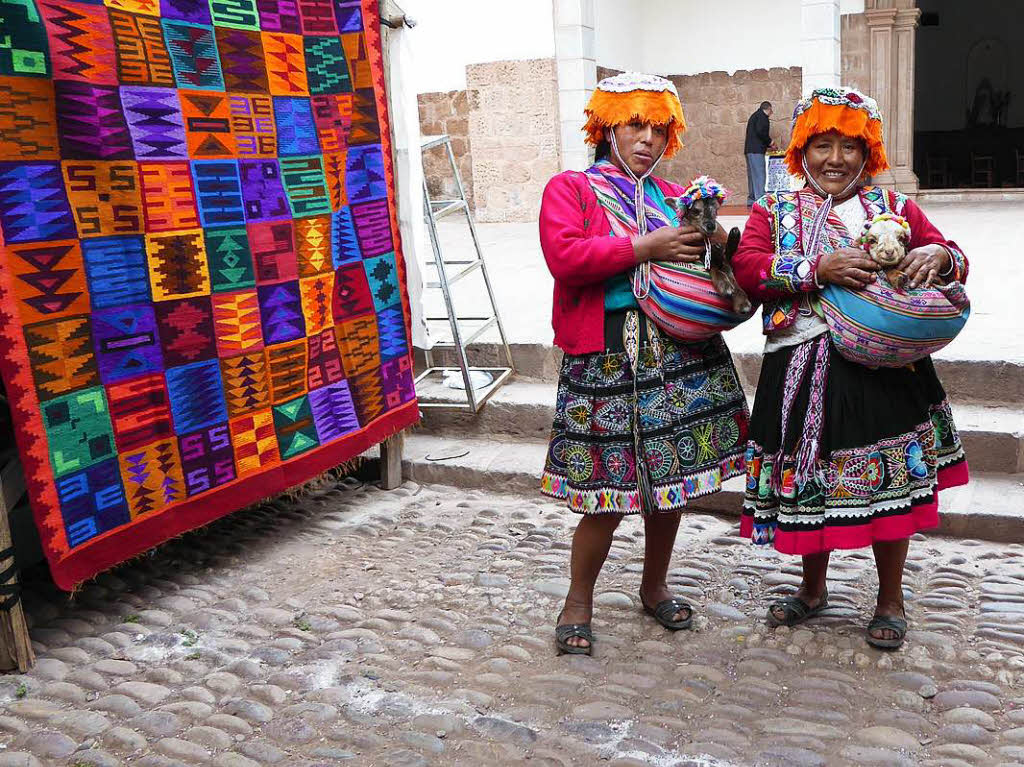 Ilse Mller  aus Friesenheim   hat  in diesem Jahr  eine Sdamerika-Rundreise durch Peru, Bolivien und  Brasilien  unternommen:  Inkafrauen in ihren farbenfrohen Gewndern auf einem Markt in Cusco/ Peru.
