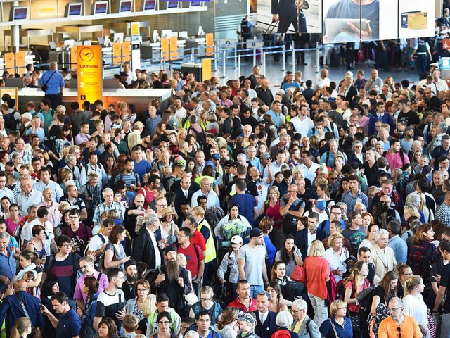 Im Frankfurter Flughafen ist es zu langen Wartezeiten gekommen.  | Foto: dpa
