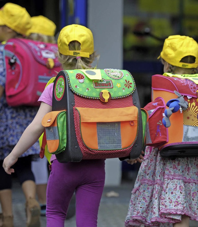 Schulanfnger haben einen Schulranzen bekommen.   | Foto: Stadt