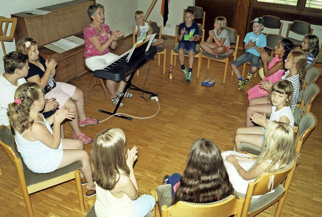 Der Kinderchor &#8222;Let&#8217;s fetz&#8220; mit Chorleiterin Renate Epking   | Foto: Silke Hartenstein