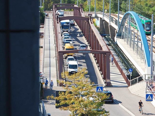 Nichts geht mehr: Die Friedensbrcke i...m Mittwochabend bis zum Rheincenter.    | Foto: Frey